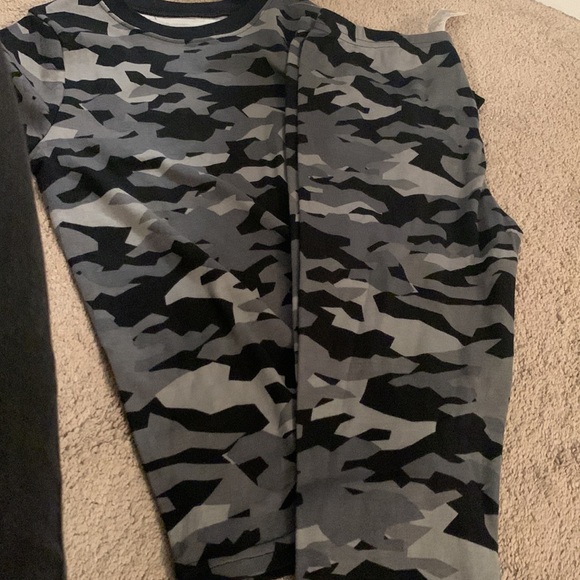 Boys Kirkland signature camouflage pajamas. - Picture 3 of 3